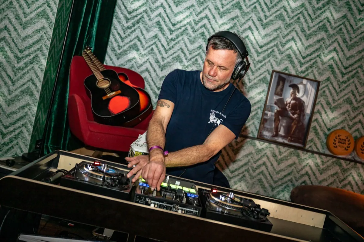 DJ legt Musik auf beim ROCKandDIRT Abend, Flims Mountain Films 2025