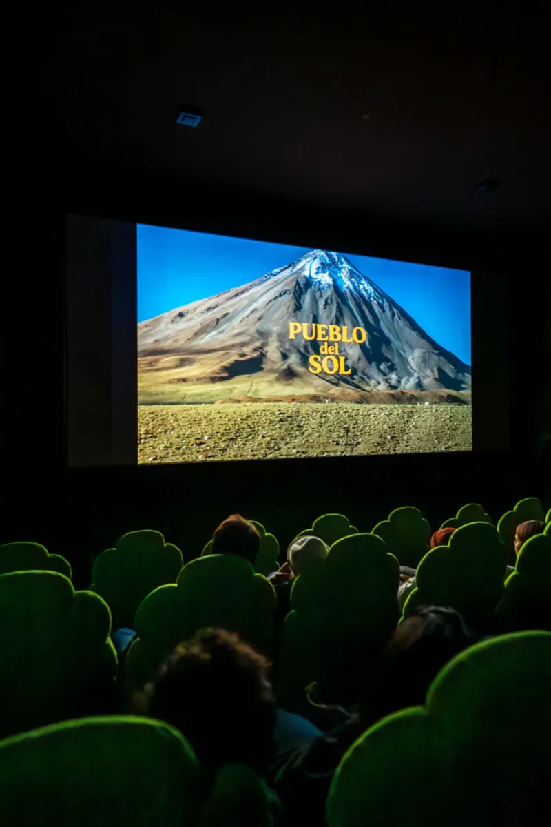 Leinwand mit Film Pueblo del Sol beim ROCKandDIRT Abend, Flims Mountain Films 2025